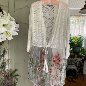 Light sweater with floral scarf veiled bottom